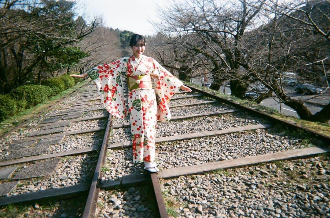 高野渚さんのインスタグラム写真 - (高野渚Instagram)「少し前に京都へ行ってきました🌸  着物きたっ👘🧡   #京都  #写ルンです」3月30日 16時25分 - _takanonagisa_