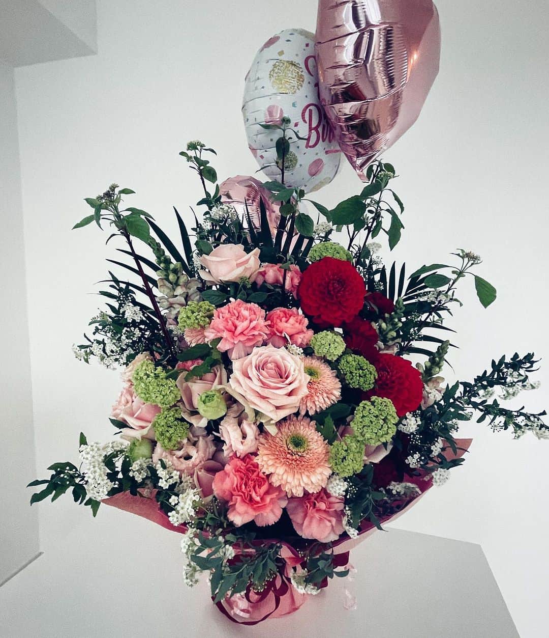 里海のインスタグラム：「凄いお花💐が遠隔で異国から 届きました❤️❤️❤️❤️❤️❤️  嬉しいなぁ❤️❤️❤️」