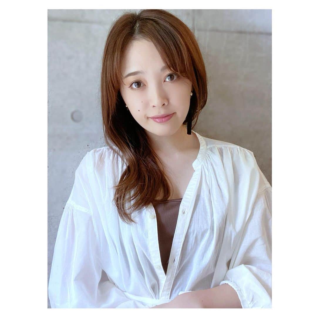 水嶋菜月のインスタグラム：「﻿ ﻿ こんにちは☀️﻿ 今週はリモートでお仕事です📝﻿ ﻿ この写真をストーリーに載せたら﻿ たくさんのメッセージをいただいた一枚📸﻿ ﻿ 髪色や長さで雰囲気変わりますよね☺︎﻿ ﻿ 今お世話になっている美容室で髪質改善中で﻿ やっと艶感が出てくるくらいになったので﻿ このくらいまで伸ばしてみようかと思っています💇‍♀️﻿ ﻿ ﻿ ﻿ ﻿」