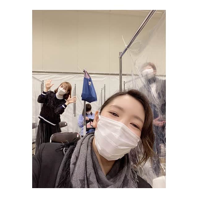 瀬奈じゅんさんのインスタグラム写真 - (瀬奈じゅんInstagram)「﻿ ﻿ 揉んでも揉んでも肩が凝る〜でお馴染み、蘭ちゃん！！﻿ と、いつでもどこでも霞がかってる〜でお馴染み、越乃組長。﻿ ﻿ 蘭ちゃんの無防備な明るさに脱力、そして自然と笑顔になります。﻿ アパショナードのルドルフ・ヴァレンティノの場面でほんの少し一緒に踊っていたのですが、まぁそれはそれは可愛らしい、初々しい娘役さんで……当時私の周辺の上級生ら(霞がかった人とか某愛犬家とかね)から「なんか…見ちゃいけないものを見てる気分……」と言われておりました笑。﻿ 私も隠しきれないデレデレ感出ちゃってましたし……ね…。﻿ ホントに可愛かったのよ。﻿ ﻿ もうお父さん気分よ。﻿ ﻿ 今はたまに主人も一緒にご飯を食べに行ったりして、お母さん気分よ笑。﻿ コロナ落ち着いたらまたご飯行くぞ！！﻿ ﻿ ﻿ #蘭乃はな さん﻿ #無防備な明るさ　﻿ #でも実は ﻿ #めちゃめちゃ繊細 ﻿ #だからこその﻿ #人を想う優しさ﻿ #お父さん気分　﻿ #お母さん気分　﻿ #越乃リュウ さん﻿ #やっぱり　﻿ #霞がかってる　﻿ #瀬奈じゅん」3月30日 17時17分 - junsena_official