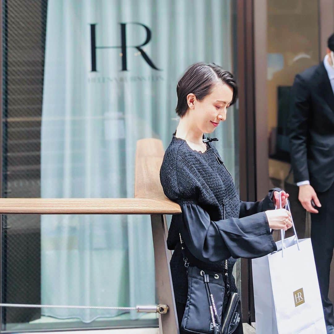 前田紀至子のインスタグラム：「本日もまた良いお天気。 アクテのブラウス&まだ4月にもなっていないものの既に大のお気に入りなおたぷれを肩から下げて、心も体も軽やかにヘレナ ルビンスタインの発表会へ。  今回はデビューから9年目の"ヘレナの黒クリーム"ことリプラスティ R.C クリームをご紹介頂きました。  テクスチャやふっくら肌を補う感覚に早速驚かされつつ、今夜使ってみるのが楽しみ。 明日の朝、鏡を見るのが待ち遠しいスキンケアは久々です。  #ヘレナの黒クリーム#akte#アクテ#ヘレナルビンスタイン」