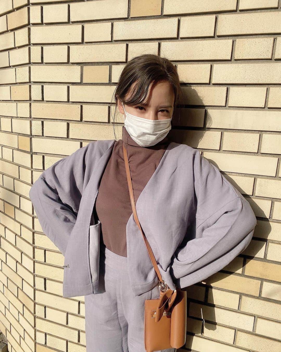 のインスタグラム：「昨年は外に出られなかったお洋服☺️✌️  @mystic_pr のセットアップに @casselini_official のバッグ👜」