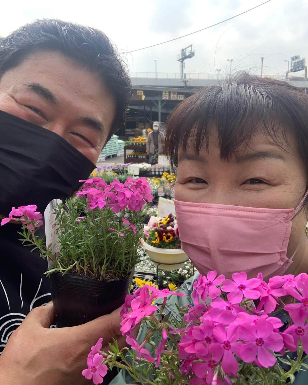 北斗晶さんのインスタグラム写真 - (北斗晶Instagram)「芝桜をら沢山買って、夫婦でガーデニング😀」3月30日 18時18分 - hokutoakira_official