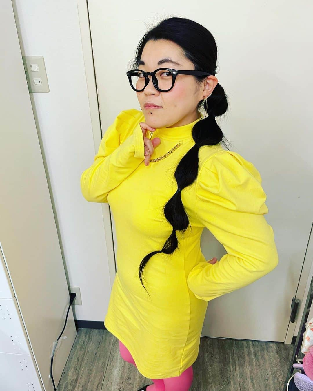 森田まりこさんのインスタグラム写真 - (森田まりこInstagram)「今週の岡ちゃん🤓 ・ ・ 今週はNGKすっちー座長週に出演してますー🤗 ・ 岡田直子さんがイケてるOLやってはりますわ😂 ロングヘアー、合間にヘアドネーションしに行ってたよー！カット後の写真撮り忘れたから、明日とらせてもらおー😂 ・ #2度目の #ヘアドネーション #成功したってさ🤗 #干し柿 #イメージして早苗がくくってあげたらしい🤣 #干し柿ヘア」3月30日 18時10分 - morita.mariko