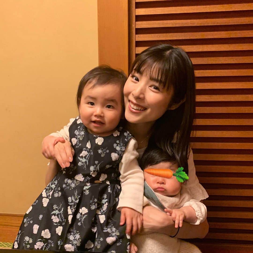 青谷優衣のインスタグラム：「赤ちゃんに囲まれてランチ🌷 可愛いが溢れてた☺️☺️☺️ #1歳が0歳を可愛がる破壊力」