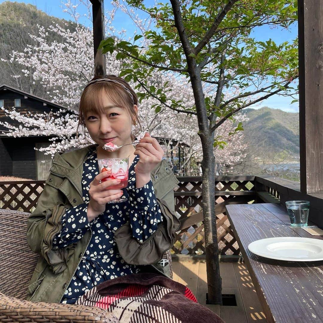 須田亜香里さんのインスタグラム写真 - (須田亜香里Instagram)「.  🌸嬉しいお知らせ🌸 【#東海テレビスイッチ】 今まで金曜月1で出演させていただいて参りましたが、このたび“水曜レギュラー”になりました✨  3月31日(水)から隔週出演です。 明日はスタジオだけでなくロケVTRも🍓 東海地方の桜が楽しめる噂の喫茶店をリサーチしましたのでお楽しみに☺️ （@thk_switch ） #東海地方 #喫茶店 #桜 #お花見 #岐阜県 #各務原カフェ #サクラテーブル  #フルーツサンド #春パフェ #映えスイーツ  .」3月30日 23時48分 - akarisuda