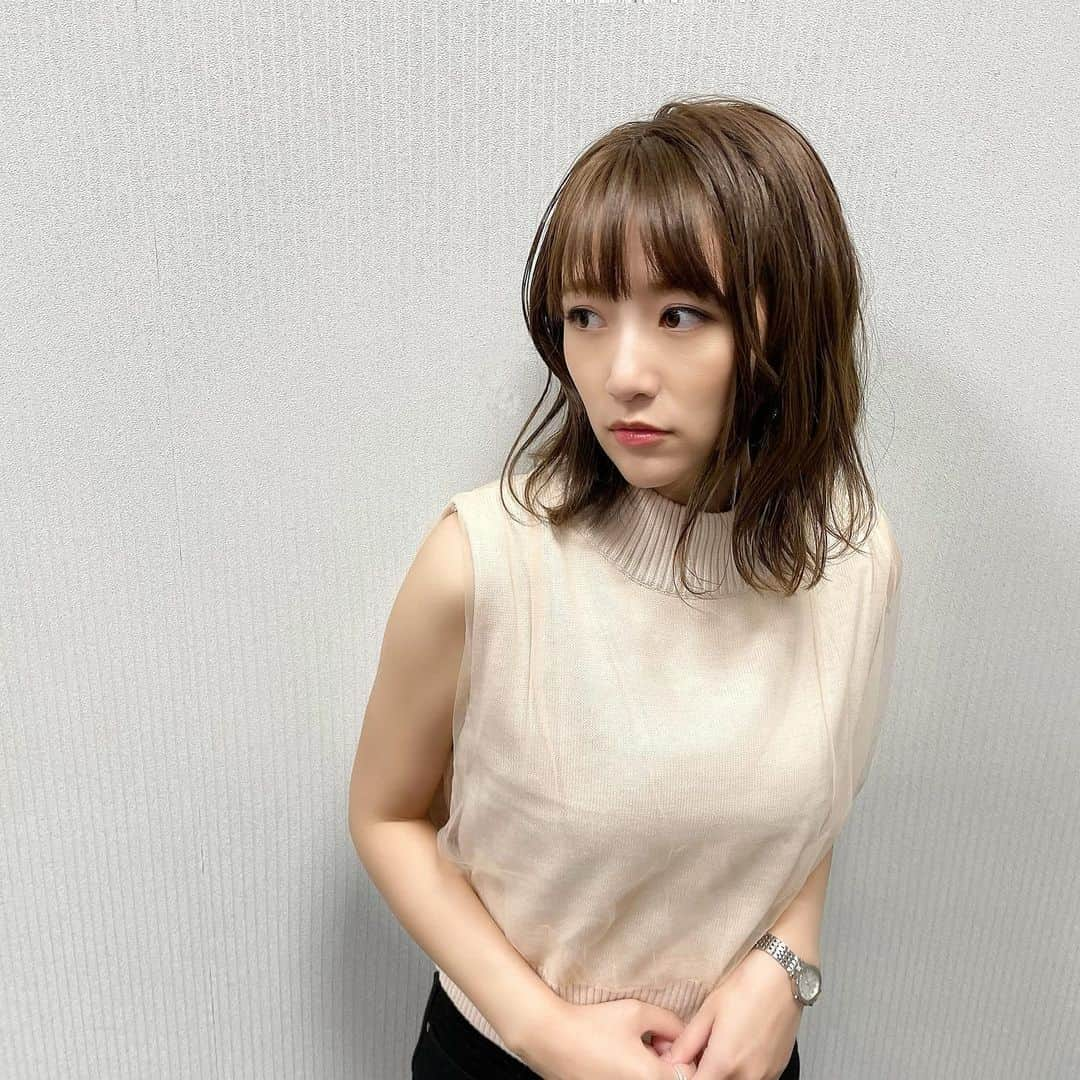 高橋みなみさんのインスタグラム写真 - (高橋みなみInstagram)「暖かい日が増えてきたから薄着の日が増えてきました🌸  展示会で頼んでいた @honeymihoney_official のトップス、チュールの感じが可愛い✨  時計は @hedy_japan で購入した @ysl のヴィンテージ 🤗  #私服 #tops  @honeymihoney_official  #pants  @uniqlo_jp  #sandal  @zara   #fashion」3月30日 18時22分 - taka37_chan