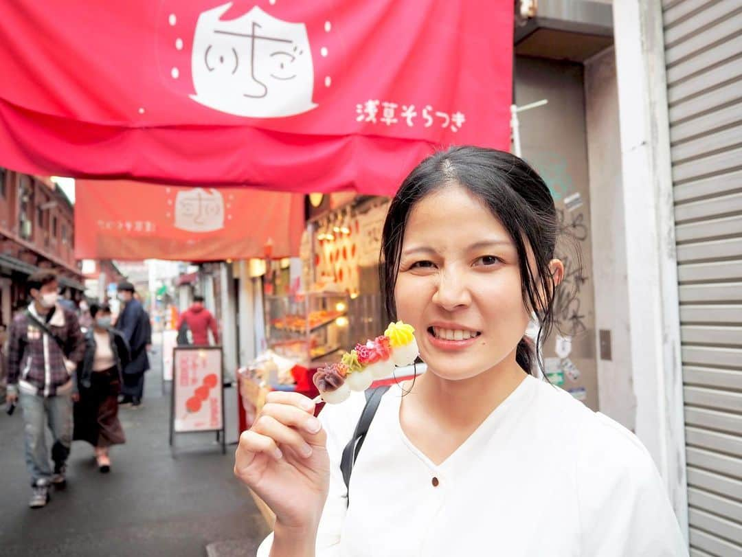 吉本光里のインスタグラム：「🍡🍡 .  #浅草そらつき #浅草グルメ #浅草食べ歩き #浅草 #ポートレート #portrait #followｍe #ファインダー越しの私の世界 #instapic」