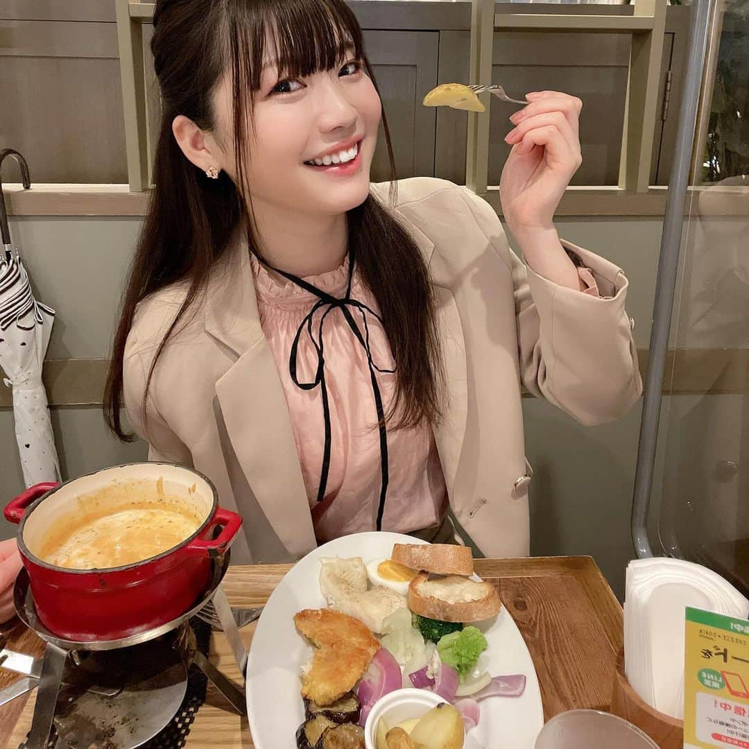 竹川由華さんのインスタグラム写真 - (竹川由華Instagram)「食べてます🫕  　#チーズフォンデュ　#チーズ　#cheese #iDOL #model #instagram #instagramers #Japan #アイドル　#food #picture #photo #Follow #インスタ映え」3月30日 18時38分 - cute.sis58