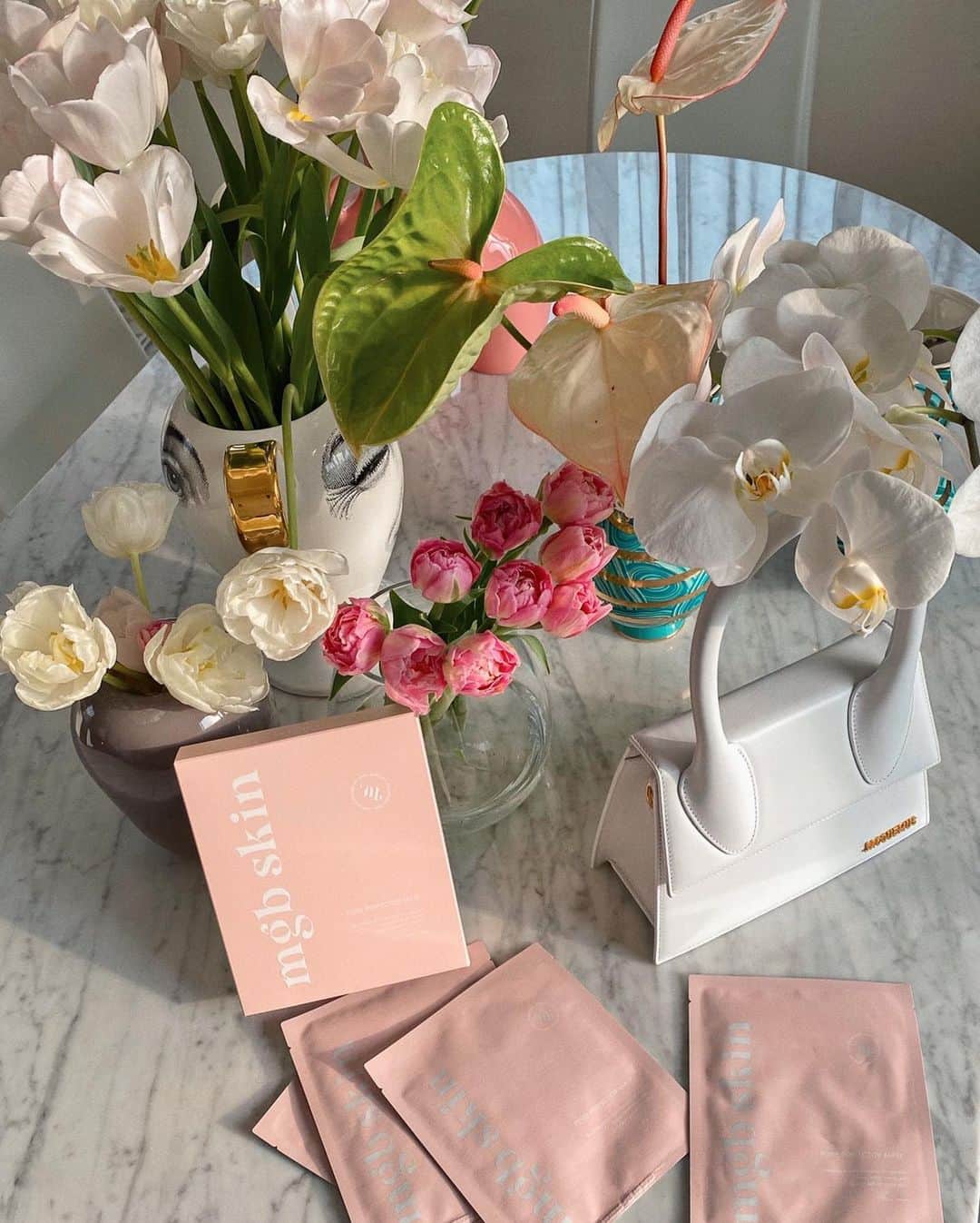 megbabyのインスタグラム：「mgb skin集大成マスク💖BEAUTIESのみんなはもうつかってくれたよね🥺🌸🎀?  @mgb_skin の新商品✨PORE PERFECTOR MASK✨の発売が4月2日17時に決定しました😍  毛穴引き締めはもちろん、毛穴の開きの原因の原因まで解決しなければ意味がないという信念のもと、すべての毛穴悩みにアプローチできるマスクシートつくりました! たるみ毛穴、過剰な皮脂による毛穴の開き、毛穴の角質、黒ずみや色素沈着、さらに肌本来を強く、内側からハリを出し、内側からも外側から毛穴レスに近づけます👶🍑✨  美容液1本分以上の35gの美容液が新素材「クリスタルバイオセルロースシート」にずっしりと感じるほど含浸されています😲💦  【クリスタルバイオセルロースとは🥥❓】 ココナッツ果汁を発酵させてつくったナノ単位のセルロース繊維が、3D構造で編まれているものが［ドライバイオセルロース］です。含水力と密着性に優れているのが特徴です。ですが、［ドライバイオセルロース］は厚みが薄く、長時間の保湿には不向きであるところが弱点でした😢 そこで!ドライバイオセルロースにヒアルロン酸をコーティングし、厚みを出すことで、［ドライバイオセルロース］の長所はそのまま、さらに含水力と長時間の保湿が可能な［クリスタルバイオセルロース］が誕生しました💎マスクの素材じたいが積極的な保湿効果を持ち、さらに美容成分を含浸させることで相乗効果が期待できます💞  さらに、ぷるぷるのバイオセルロースシートが美容成分を浸透させながら、たっぷりの水分で肌を長時間保湿することで、肌温度が下がり、過剰な皮脂を抑えたり、肌荒れの原因からガードします💪!  mgb skinのアンプル3種の効果が1つのマスクシートに💐 💗植物コンプレックス配合で「ポアアンプル」のような毛穴引き締め効果! 💙ツボクサエキス配合で「シカアンプル」のような鎮静&再生効果! 💚コラーゲン&ペプチド配合で「バイオセルポーション」のようなたるみ引き締め効果!  さらにトーンアップクリームにも配合されているナイアシンアミド配合でお肌のトーンアップ効果まで! なのでmgb skin集大成パーフェクトマスクなんです✨  最初は夜に5日間しっかりつかって驚くお肌の違いを実感してみてください🌛  4月2日は大人気のマグワートトナーのミストタイプとヒアルロン酸配合のシルクマスクも発売なのでみんな期待してください🥺✨✨✨  #MEGOODBEAUTY #mgbskin @megood__beauty 🌸🌸🌸」