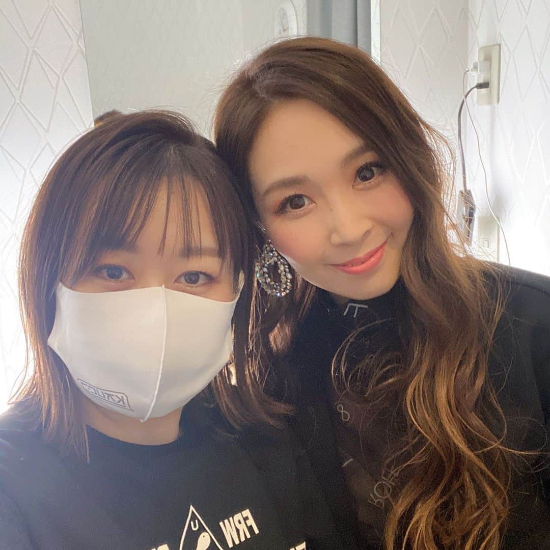 愛内里菜のインスタグラム：「ライブ前にメイク完了で﻿ ヘアメイクのゆりっぺと﻿ はいチーズ🌈📷﻿ ﻿ ゆりっぺいつもありがとー❣️😆﻿ ﻿ 私の衣装と﻿ ゆりっぺのコーデが﻿ オソロやん！って﻿ 双子コーデで撮影してみたよ👯‍♀️🌈 ﻿ ﻿ 開催場所は﻿ 名古屋のライブハウス﻿ CIRCUSさん🎪⭐️﻿ 2周年おめでとうございます☺️🙌﻿ ﻿ ﻿ 🌈RINA AIUCHI official website🌈﻿ http://rikakakiuchi.com/ ﻿ こちらで引き続きオンラインショップで﻿ 「R」グッズお買い求め頂けます！﻿ ﻿ ﻿ 😆YouTube！チャンネル登録よろしくね😆﻿ 「愛内里菜オフィシャルチャンネル」﻿ ﻿ ﻿ 🐦Twitter﻿ 愛内里菜 official﻿ @RRikakakiuchi﻿ ﻿ ﻿ 😆TikTok﻿ 愛内里菜/Rina Aiuchi﻿ ﻿  #愛内里菜  #歌手 再始動 #垣内倶楽部  #バンド ﻿ #ライブハウス #ライブ #一体化 #絆 #盛り上がりたい ﻿ #感謝  #21周年﻿ #YouTube﻿ #ユーチューバー#tiktok」