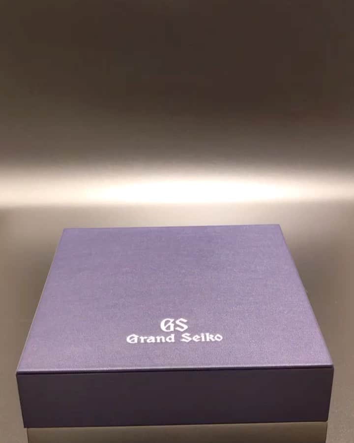 のインスタグラム：「【ご予約受付中】 昨年、ブランド創立60周年を迎えたGrandSeikoから次世代自社製ムーブメント9SA5を搭載したモデルが発売されました。 今回発売されたSLGH005は、直径40mm、厚さ11.7mmのSSケース製。 その40㎜におさめられた文字盤には雫石町Seikoマニュファクチュール近くににある日本有数の白樺群をイメージして作られています。 発売されておりますがあまりの人気で生産が追い付いておらずご予約いただき入荷後のお渡しとなっております。  BRAND： Grand Seiko MODEL： Heritage collection 型番： SLGH005 定価：950,000円+TAX 直径： 40mm 厚さ： 11.7mm ケース素材： ステンレススティール 文字盤色： シルバー（白樺をイメージした型型打ち） 防水：10気圧 グランドセイコーマスターショップモデル  ※取扱い店：仲庭時計店/阪急高槻店  お問い合わせは 株式会社仲庭時計店 〒542-0081 大阪市中央区南船場 4-10-3 ナガホリ大阪ビル 電話番号：06-6251-7573 Mail：info@nakaniwa.co.jp LINE ID:@910caqbg WeChat ID:nakaniwa_watchSHOP Facebook:https://www.facebook.com/nakaniwatokei/  #SLGH005 #GRANDSEIKO #グランドセイコー #白樺 #Shirakaba #9SA5」