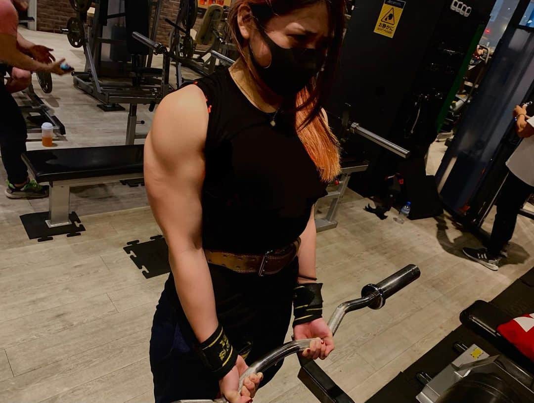のインスタグラム：「🌹💪🏻✨ . 何があっても赤いベルト防衛戦のモチベーションが下がることはないよ 林下詩美は折れない . 頑張れる理由がある みんなのおかげだね ありがとう . 4月4日必ず守る . #STARDOM #QQ」