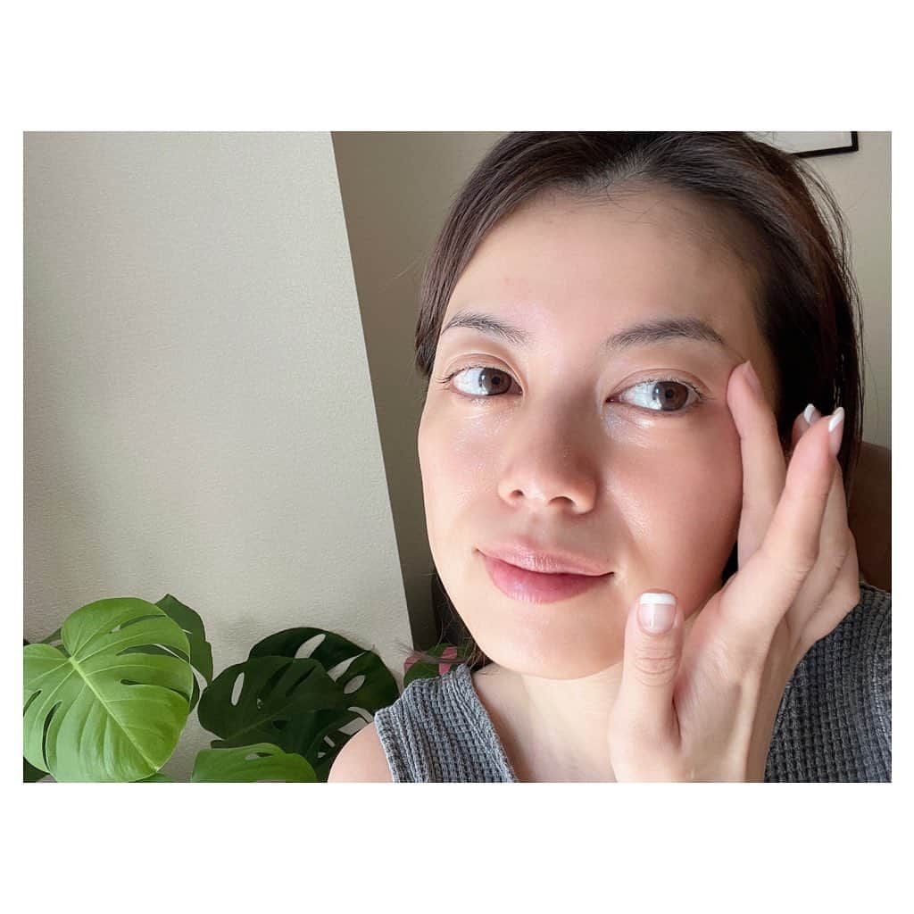 中林美和さんのインスタグラム写真 - (中林美和Instagram)「質問でよく聞かれる、 目元周りのケアについて。 私は元々目が大きいからしわになりやすくたるみやすいの。 なので目もとのケアはしっかりしています。 最近スキンケアに新しく取り入れたのが、 つや玉で有名なエリクシールさんのリンクルクリーム！ 純粋レチノール（有効成分レチノール）という成分が しわを改善してくれるそう。 朝晩お手入れの最後に、 小さなパール粒１個分を 気になる目もとや口もとに塗っています。 スキンケアは何より続ける事が大切。 今2週間目なのだけど、「つや玉」の感じはどうかな？ 皆に褒めてもらえるように 2ヶ月チャレンジ続けたいと思います！ 今なら2本買うと1本もらえるキャンペーンやってるみたいなので、この機会に是非一緒にチャレンジしてみてね♡  #2ヶ月チャレンジ#リンクルクリーム#純粋レチノールでしわ改善#エリクシール#タイアップ @elixir_official_shiseido  販売名：資生堂 レチノバイタル クリームV（医薬部外品）」3月30日 19時14分 - miwanakabayashi