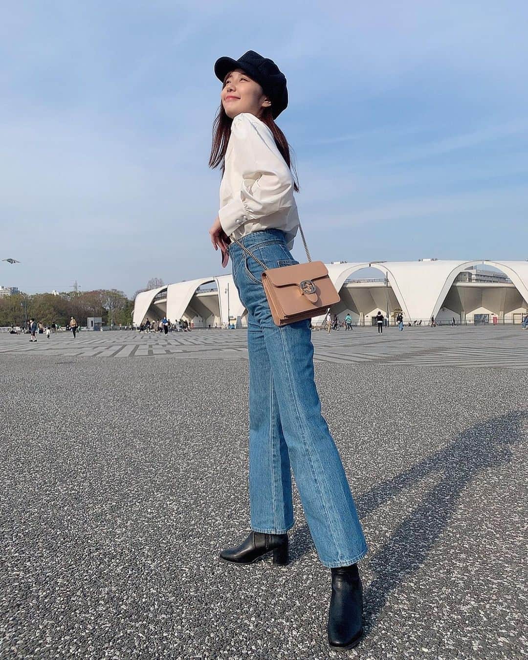 杉浦みずきのインスタグラム：「. 最高の公園日和🌞 最近いくつか公園いったんやけど、 行くといつも子供達が凧あげしてて 東京という都会で凧あげを見られるなんて！という驚きと 懐かしさにほっこりして 小さな幸せを感じてます、笑 ・ 左に凧がうつってるよ🪁 ・ ・ #公園　#公園コーデ　#花見　#お花見　#🌸」