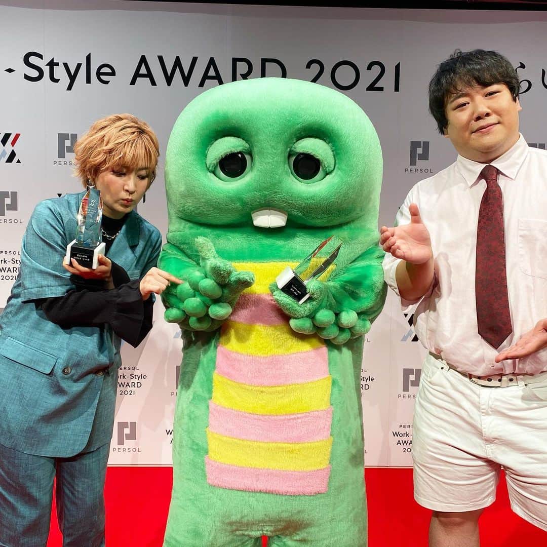 のインスタグラム：「🧑🏼「これ数珠？」🦖「エネルギーボール！」」