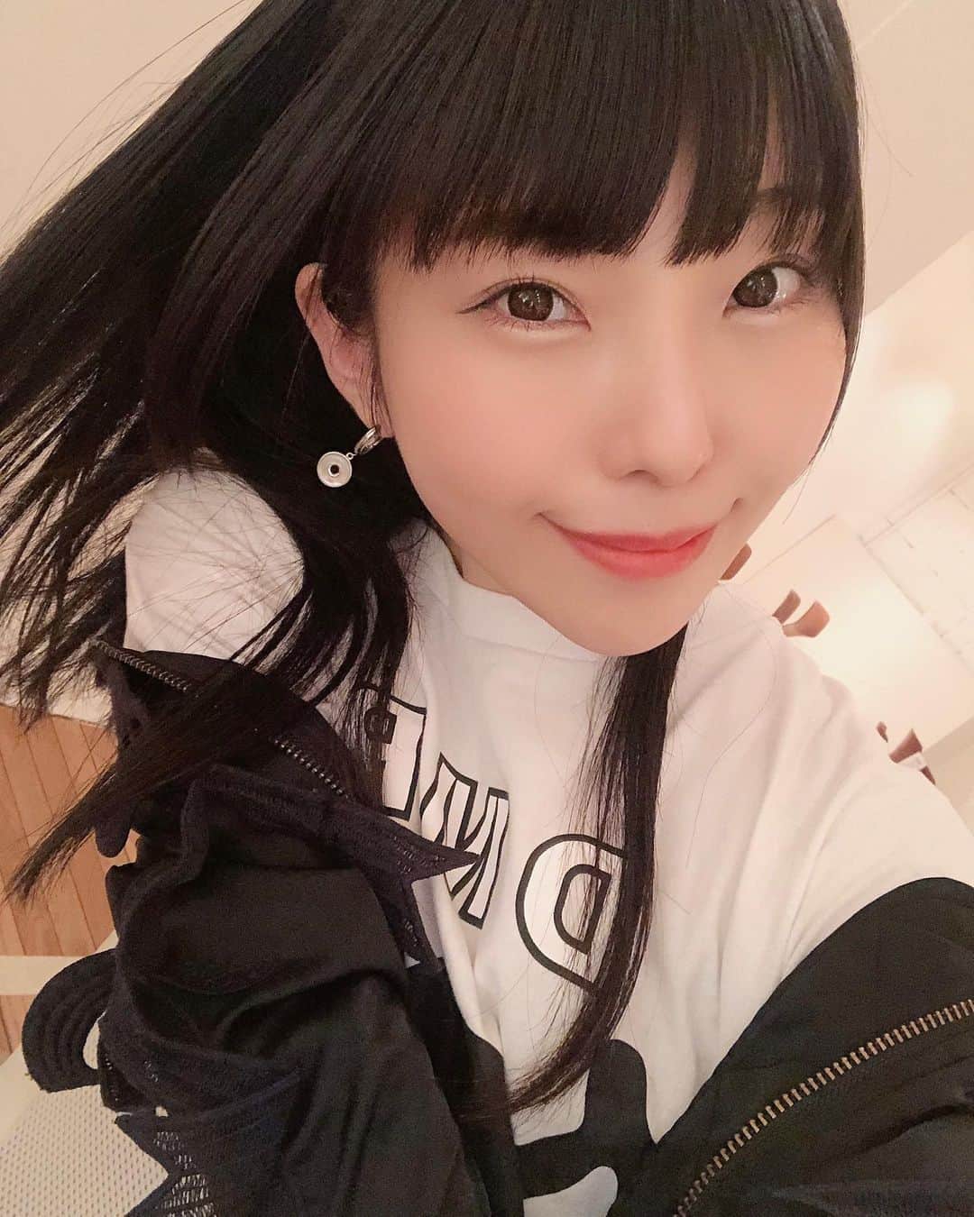 相沢梨紗のインスタグラム：「今日もいちにちおつかれさま〜🌸 . 昨日は帰宅しながらどんどん泥になり…動けなくなったので、諦めて寝ました(洗濯はした！) . たくさん寝たら元気になったよ〜🙆‍♀️ . 5日間毎日みんなと会ってたから、なんだかちょっとさみしくもかんじる〜😌 . なんか、髪揺らすだけの動画残ってたのでUPしときまーす。笑 . 展示会へのセッション…あまり進展を報告できず😭 . 1週間で大きなキャンバスのテーマ確定(目標) . 引き寄せる💪✨ . . . #japan #tokyo #idol #dempagumi #risaaizawa #cherryblossom #spring」