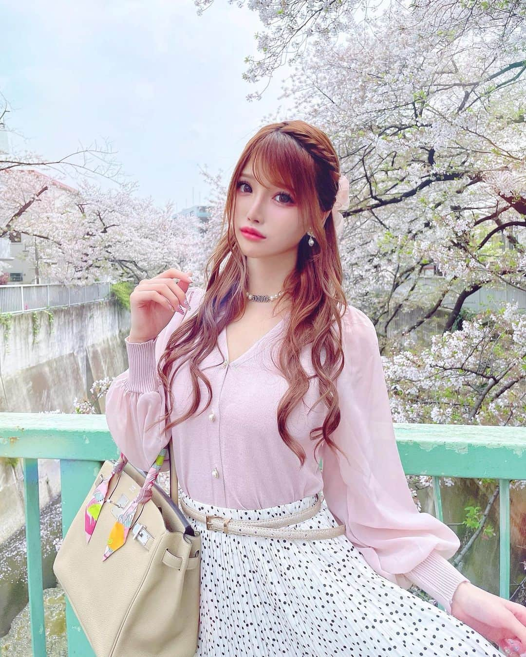 桜咲乃愛さんのインスタグラム写真 - (桜咲乃愛Instagram)「桜舞う季節🌸✧︎*。  お洋服は   tops @sucredouceur_official ♡♡ skirt @sucredouceur_official ♡♡ bag @hermes ♡♡  #code#spring#お花見#お花見コーデ #お花見デート #春物コーデ #春色コーデ #桜色コーデ #春コーデ #sucredouceur#ファッション通販#Dior#CHANEL#HERMES#バーキン30」3月30日 19時40分 - noasama1101