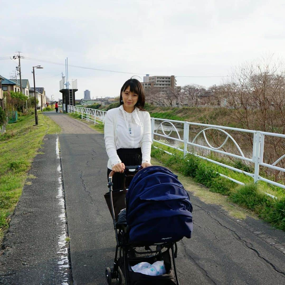 竹内由恵さんのインスタグラム写真 - (竹内由恵Instagram)「お散歩にいきました。 子供の顔が見えないように編集すると、すごいアップになってしまう😹  #桜咲く🌸#しかし桜の写真なしw #二枚目かろうじて少し映ってる　#赤さん抱っこ紐を気持ちよくてすぐ寝ちゃう　#よって初桜ならず」3月30日 19時43分 - yoshie0takeuchi