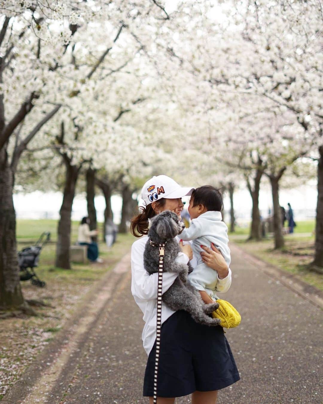 Mai Wakimizuさんのインスタグラム写真 - (Mai WakimizuInstagram)「主人の次は私♡笑 最愛の2人に囲まれて♡ #赤ちゃんと犬#生後8ヶ月#愛犬カプリ#トイプードル」3月30日 19時54分 - wakkin__m