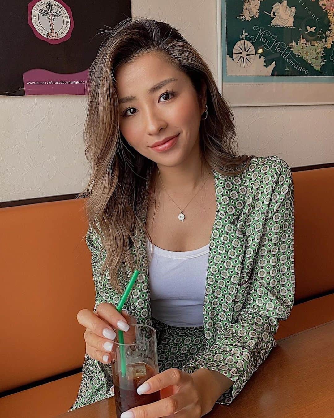 のインスタグラム：「久しぶりにかきあげスタイル👶🏽﻿  ﻿ 暖かくなってきて嬉しい💕🌸💕﻿ ﻿ #asiangirl #hair #style #spring #春日和 #かきあげヘアー #ハイトーン #ハイライト #ハイライトカラー」