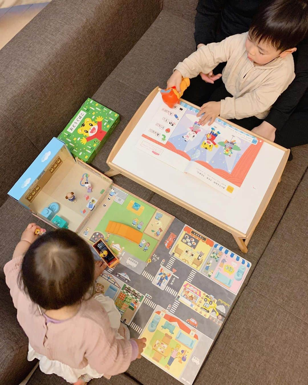 Remiさんのインスタグラム写真 - (RemiInstagram)「boy's morning routine📝 先週から年少組に上がった息子、新生活に毎日ワクワク登園しています🌸 もう一つ最近の変化といえば、毎朝机に向かって「お勉強」をする習慣が出来たこと🥺✨   @kodomochallenge も4月号からほっぷになり、本格的にひらがな教材が始まりました✍️ これまでも大活躍だったはてなくんがへんしんめがねで更にバージョンアップ👓✨ 自分の名前を呼んでくれたり、シールで作った名前で好きなものの歌を作ったり、子供のやる気や想像力を刺激する仕組みが沢山！🐯  帰宅後は妹とちゃれんじえんごっこセットを楽しみ、週末はお父さんにお勉強の成果をお披露目してキッズワークを一気に制覇✌️📖  1歳から続けているこどもちゃれんじ、今年度は親子でアンバサダーを務めさせていただきましたが、この1年のおうち時間を楽しく過ごし、トイトレという難関もスムーズに乗り越えるのにかけがえのない育児のパートナーでした🙏 妹も去年の教材で一緒に学べてありがたい限り♪ これからも読み書きや生活習慣など学びや楽しみが沢山✨ 引き続き存分に頼って親子でお世話になります👦🏻🧒🏻❤︎  #朝のお勉強タイム #年少組  #こどもちゃれんじ #ちゃれんじほっぷ #ちゃれんじアンバサダー #濃い時間みつけ隊 #しまじろう #PR #ひらがなタッチペンはてなくん #へんしんめがね #ひらがなかずブック #3y7m #2y1m」3月30日 19時57分 - remi_912