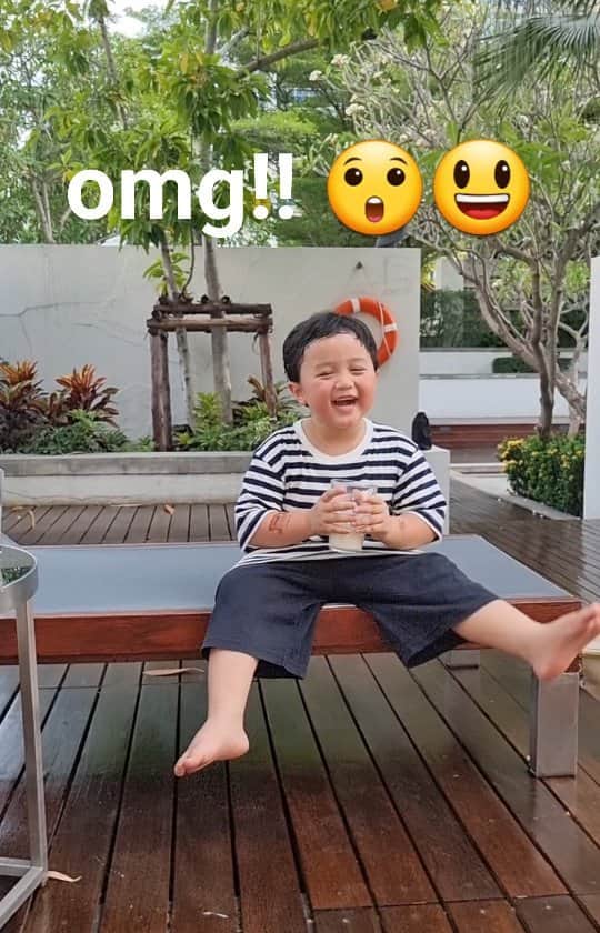 Araya Alberta Hargateのインスタグラム：「ลูกย่อยง่าย ก็มีแต่ได้กับได้ สูตรใหม่ เอนฟาโกร เอพลัสทู มายด์โปร ครั้งแรกของเอนฟาโกร ที่มีโปรตีนA2 จากวัวสายพันธุ์ดั้งเดิมตามธรรมชาติ ที่ย่อยง่าย สบายท้อง พร้อมมี MFGM และ DHA ที่จะช่วยให้พี่สายพี่พาแข็งแรงทั้งความคิดและจิตใจ พร้อมทั้งมีวิตามินบี12 ที่ช่วยเสริมสร้างการทำงานของระบบประสาทและสมองและเสริมภูมิคุ้มกันให้แข็งแรง เสริมให้เขาได้เรียนรู้อย่างเต็มที่ด้วยโภชนาการที่ดีในทุกวัน แม่ๆอย่าลืมให้ลูกดื่มนมเอนฟาโกรเอพลัสทูทุกวันนะคะ💚  #แบรนด์เดียวที่ชมเลือก #เอนฟาโกรเอพลัสทู #สูตรเฉพาะที่มีโปรตีนA2 #ลูกย่อยง่ายก็มีแต่ได้กับได้ #ให้ลูกเติบโตและมีหัวใจที่แม่ภูมิใจ #สายฟ้าพายุ #enfasmartclub」