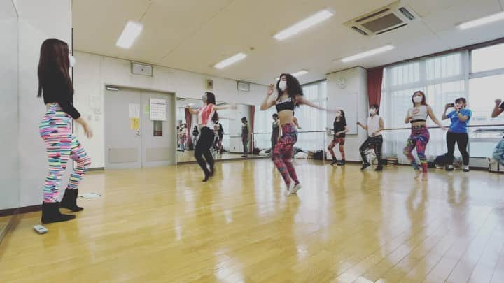 工藤めぐみのインスタグラム：「👯‍♀️✨  先日のMEGUサンバダンスレッスン🔥中級クラス！  段々と振りが揃ってきました👏 別動画も貰ったのでまたUPします🎥  ． ． ． ． 初級・ジュニアクラスはもっと優しいクラスなので👍 ダンス未経験の方もお気軽にお待ちしております〜🐣🌸 ． ． ． ． ．  #MEGUsambadance  #SAMBA #サンバ　 #megumikudo #工藤めぐみ」