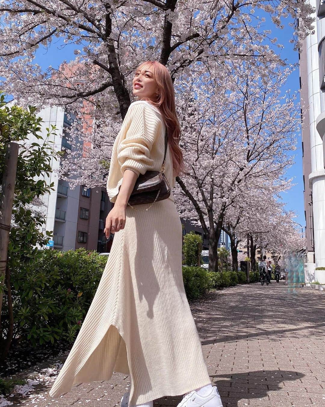 cocovanilla_chiakiさんのインスタグラム写真 - (cocovanilla_chiakiInstagram)「明治通りの桜が とっても綺麗ーーー😭🌸 やっとこのセットアップがちょうどいい季節になって嬉しい♥ #桜#MIRROR9#ミラーナイン@mirror9official」3月30日 20時01分 - coco_mirror9