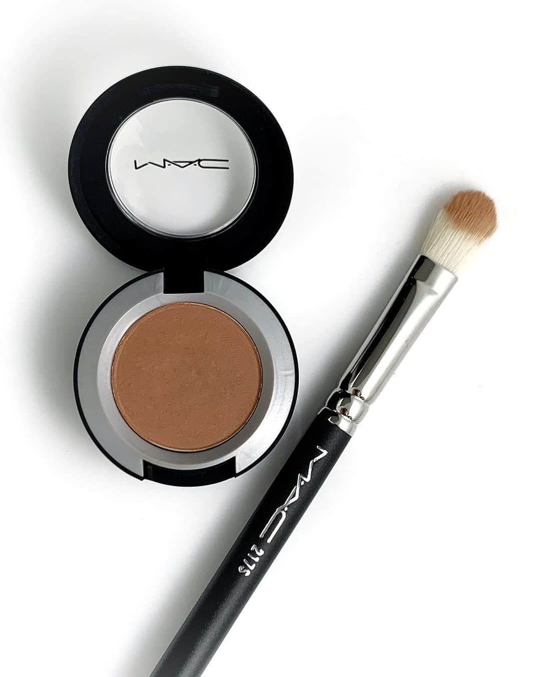 M∙A∙C Cosmetics Japanのインスタグラム：「もうすぐ新年度！4月からの新生活を前に、ブラシを見直してメイクスキルをアップ🧚‍♀️ ㅤ 今回は、#MACブラシ の中で特に人気の高い【# 217S ブレンディング ブラシ】をご紹介します✍️✨ ㅤ #217ブラシ はアイシャドウ、コンシーラー、リップなどにマルチに使える万能ブラシ。テクニックいらずで、グラデーションが思いのまま✨折り曲げて使えば、下まぶたにもフィットします◎ ㅤ スワイプしてHOW TO動画をチェック👉 ㅤ 【使用製品】 ☑M·A·C プレップ プライム 24 アワー エクステンド アイ ベース ☑パウダー キス スモールアイシャドウ ワット クラウト! ㅤ Shot by M·A·C EVENT ARTIST Hatsuo Arisaka @hatsuo_mua」