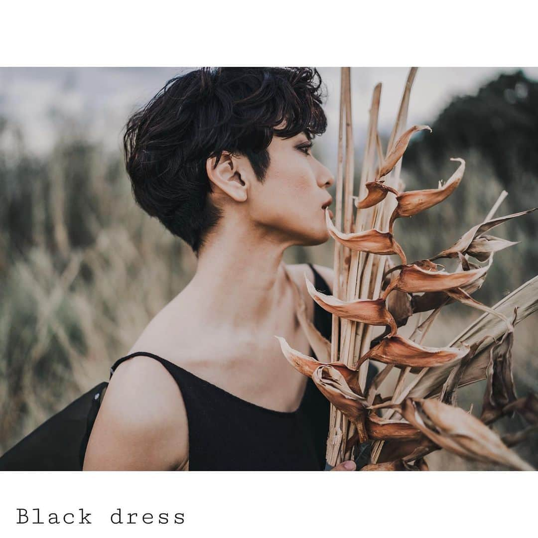 金城優華さんのインスタグラム写真 - (金城優華Instagram)「Black dress.  このドレスに身を包んだ瞬間の 高揚感。  凛とした黒。 ニットとオーガンジーの ふわっと柔らかさ。 異なる印象の色と素材が 相乗して生まれる美しさ。  大好きなドレス  欲しくなっちゃう。  Dress @purausu_ bouquet  Photo @nakashima_akira_ivory  Hair make @sayurishimabukulo  @le_passage_aimer.okinawa  produce @p.style_wedding    #モデル#ファッションデザイン #ブラックコーデ #オーダードレス #ブラックウェディングドレス #ドライフラワー #ドライフラワーブーケ #沖縄花屋 #沖縄前撮り  #ロケーションフォトウェディング #ママ#ママモデル # 沖縄」3月30日 20時11分 - yuuka_kinjo_