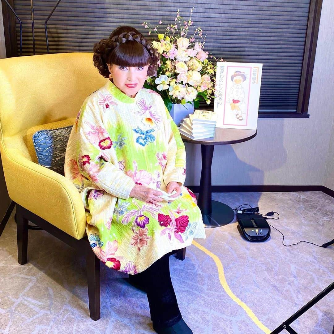 黒柳徹子さんのインスタグラム写真 - (黒柳徹子Instagram)「今日は、「窓ぎわのトットちゃん」刊行40周年と新企画発表の記者会見をリモートでしました。 可愛いケーキとお花💕 嬉しい💕 新企画は、私が1990年に朗読した「窓ぎわのトットちゃん」(当時はカセットテープで発売)を、オーディオブックで発売するそうです。 昔、お聞きになった方いらっしゃるかしら？」3月30日 20時23分 - tetsukokuroyanagi