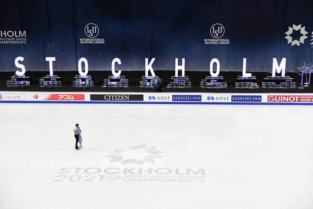 小松原美里さんのインスタグラム写真 - (小松原美里Instagram)「The World Championships 2021 at Stockholm, Sweden 🇸🇪 is finally over! I am so thankful to have had the opportunity to compete again here in this beautiful red icerink🌹 I have bitter sweet memory by competing the European Championships in 2015 as team Italy. Time has really flown by. I felt like I’ve got so much experience, much more friends and supporters, bigger heart. We did it @timkoleto .  It was so nice to spend time with my coaches and families from @iceacademyofmontreal after the year. I’m so happy to see the performances with full of joy, emotions including me myself at this competition. Much love to everyone ❤️  世界フィギュアスケート選手権2021 in ストックホルム、スウェーデン🇸🇪終了致しました。この深紅の観客席のスケートリンクでまた滑れる機会を頂いたことに感謝しています。2015年のヨーロッパ選手権でイタリアチームとしてこのリンクで滑った時は、すごい失敗をし、苦い良い思い出が残っています。そこから時は飛ぶ様に過ぎて、6年後の今では、沢山の経験を積んで、もっと沢山の友達や仲間やサポーター、応援して下さる方が増え、より大きい心も持ち備えたと感じる事が出来ました。たけちゃん五輪枠獲得やったね！！1年以上ぶりにコーチ達やスケート仲間達に会って時を過ごせて嬉しかった。自分も含め、みんな本当に嬉しそうに楽しそうに演技をしている姿をこの大会で観ることが出来て幸せに感じました。 皆様応援本当にありがとうございました❤️  #worlds2021  #世界選手権2021  #ストックホルム #spreadlovenothate  #筑波記念病院」3月30日 20時23分 - missatoooo
