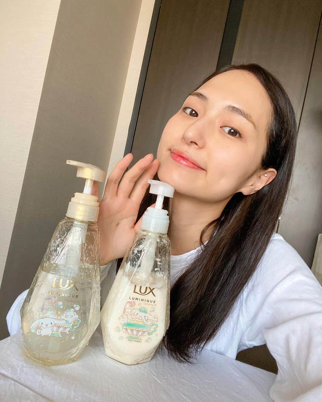 山賀琴子さんのインスタグラム写真 - (山賀琴子Instagram)「ラックスガールとして最後の投稿💐﻿  ﻿ 2019年4月からラックスガールとして﻿ ブランドを一緒に盛り上げさせて頂きました！﻿ 気がつけばもう2年経っているんですね🥲﻿  ﻿ ラックスは、「自分が輝くため」に﻿ 何が必要かを考えさせてくれるようなブランドで、﻿ 毎月の投稿が楽しみのひとつでした✨﻿ 　﻿ 最後の投稿は、、、﻿ 3月29日(月)より数量限定で発売された﻿ サンリオキャラクターとのコラボデザイン🥰﻿ 私が選んだのは昨年のサンリオキャラクター大賞で1位に輝いた﻿ 「シナモロール」がパッケージのルミニーク ボタニカル ピュア！﻿ ラックスのために描き下ろされた限定ボトルが﻿ すごく可愛くてめちゃくちゃ癒されます🥺💖﻿  ﻿  ﻿ #ラックス #このツヤが好き #ラックスガール﻿ #私の輝き方は私が選ぶ #ラックスルミニーク﻿ #サンリオ #シナモンロール#lux#shampoo#pr」3月30日 20時25分 - kotokoyamaga