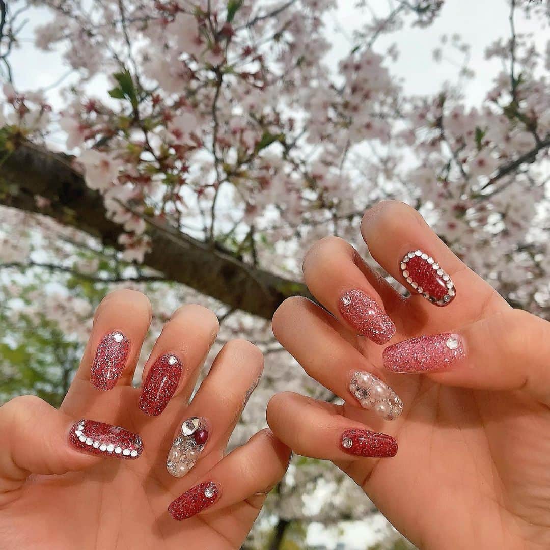 鈴木まりなのインスタグラム：「New Nail   @list.nail 担当盛さん 毎年春のネイルはピンク💖🎀   マリナが学生の頃から通ってる 心斎橋のネイルサロンです💋 ↓↓↓  List. 📞06-6253-0031 📍大阪府大阪市中央区南船場4-12-8   関西心斎橋ビル7Ｆ      #マリナネイル #ネイルデザイン #春ネイル #大阪ネイルサロン #ネイルでマインドリセット  #list_nail #nail #naildesign #magnetnails #nailsofinstagram #nailitdaily #nailsmagazine #nailonfleek #firenails #springnails」
