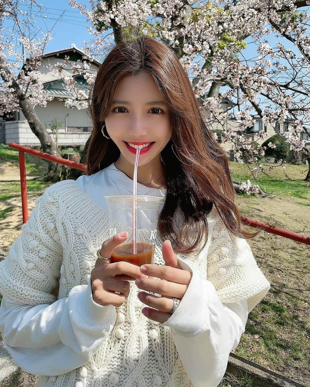 伊藤莉子のインスタグラム：「． ． ． この前、お昼ご飯を買って 近くの公園でお花見🌸 ． 風強くて髪の毛なびいてる😂(笑) 天気よかったから外でご飯食べるの めっちゃ気持ちよかった〜😊 ． ． #お花見 #花見 #桜 #code #伊藤莉子 ．」