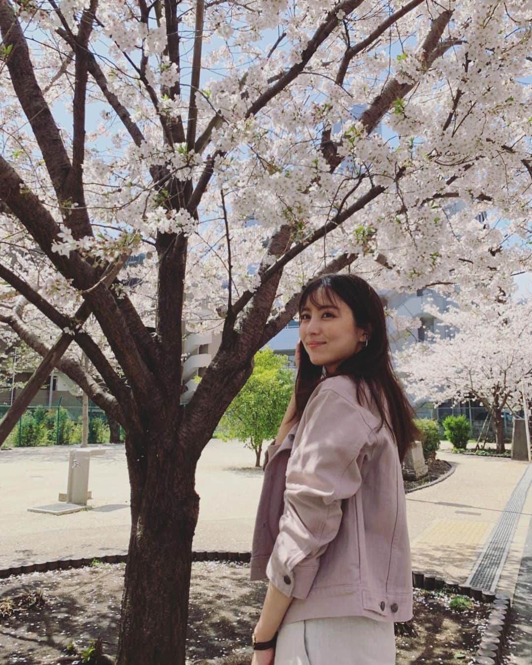 石川恋さんのインスタグラム写真 - (石川恋Instagram)「🌸🌸🌸 ピンクのデニムジャケットは#Noela 💜 撮影が終わって、アンジェラ・アキさんの "サクラ色"を聴きながら帰ってます！ 今入っている作品の役の 自分の中でのテーマ曲なんです☺️🌸 本当に素敵な歌。 #StyledbyRen #ootd」3月30日 20時40分 - ren_ishikawa