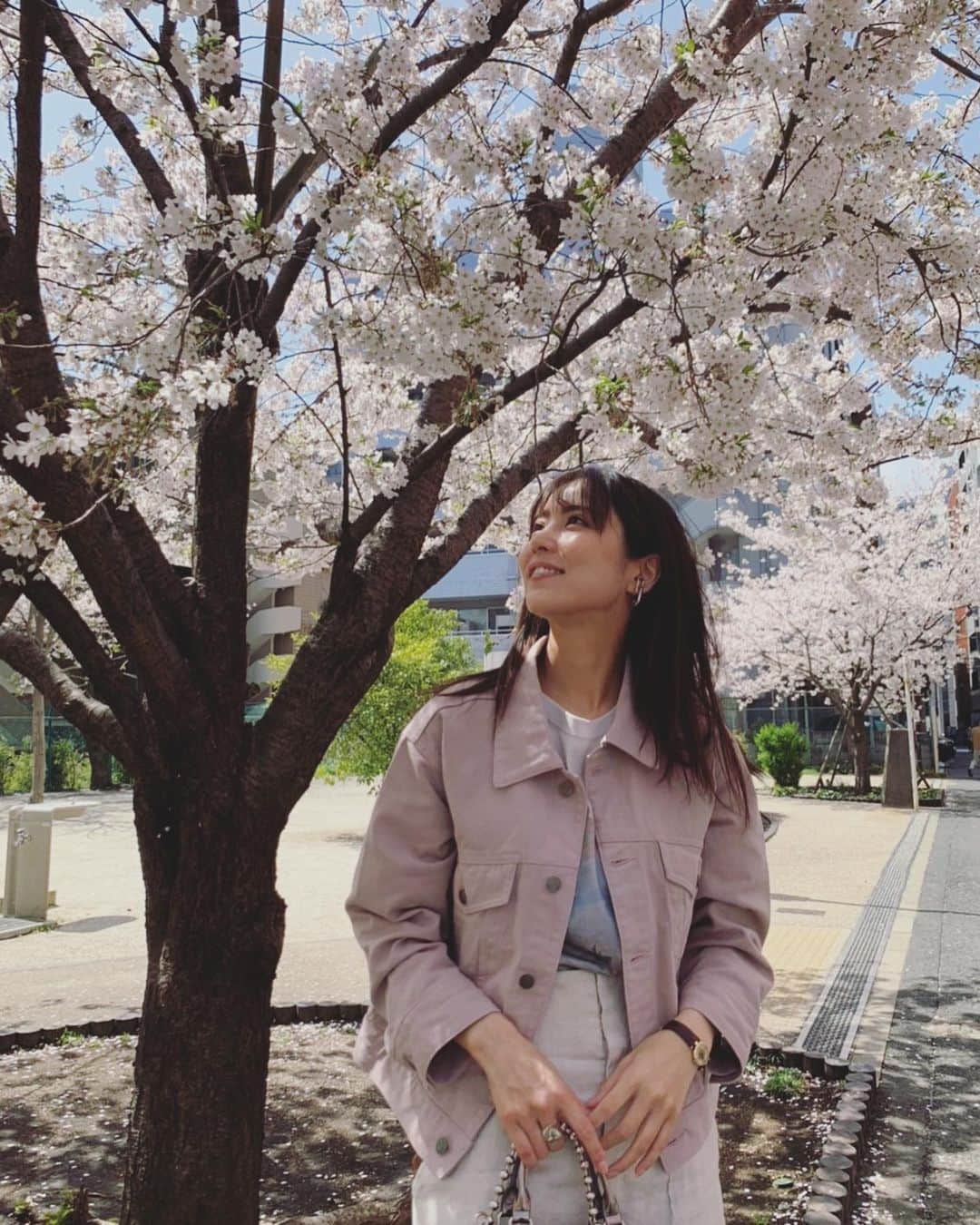 石川恋さんのインスタグラム写真 - (石川恋Instagram)「🌸🌸🌸 ピンクのデニムジャケットは#Noela 💜 撮影が終わって、アンジェラ・アキさんの "サクラ色"を聴きながら帰ってます！ 今入っている作品の役の 自分の中でのテーマ曲なんです☺️🌸 本当に素敵な歌。 #StyledbyRen #ootd」3月30日 20時40分 - ren_ishikawa