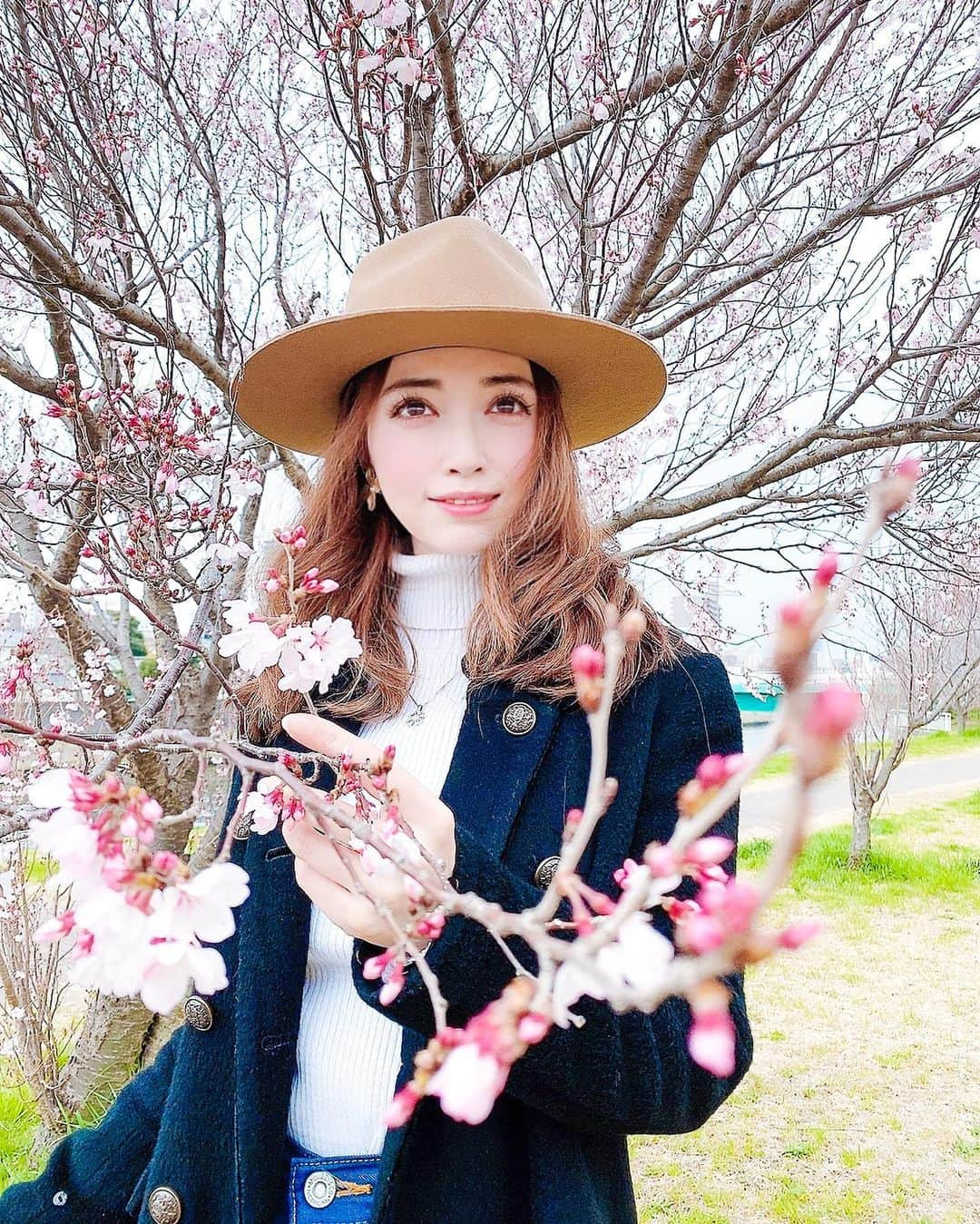 大矢真夕のインスタグラム：「この場所はまだ咲いている木は少ないのだけど . . 東京は最近、桜が満開でした🌸 . . 今はそこら中で風に舞って散っていく花びらが美しくてついつい見ちゃいます😌✨✨ . . .  #flowers #flower_daily #花 #花のある風景 #flower_perfection #flower_special_ #flowerlover  #桜🌸 #cherry #sakura🌸  #cherryblossom #お花見 #花見 #桜 #snapshot #🇯🇵 #ファインダー越しの世界 #ファインダー越しの私の世界 #写真部 #写真で伝えたい私の世界 #cooljapan #instagramjapan #photo_japan #photo_jpn #igersjp #lightroom」