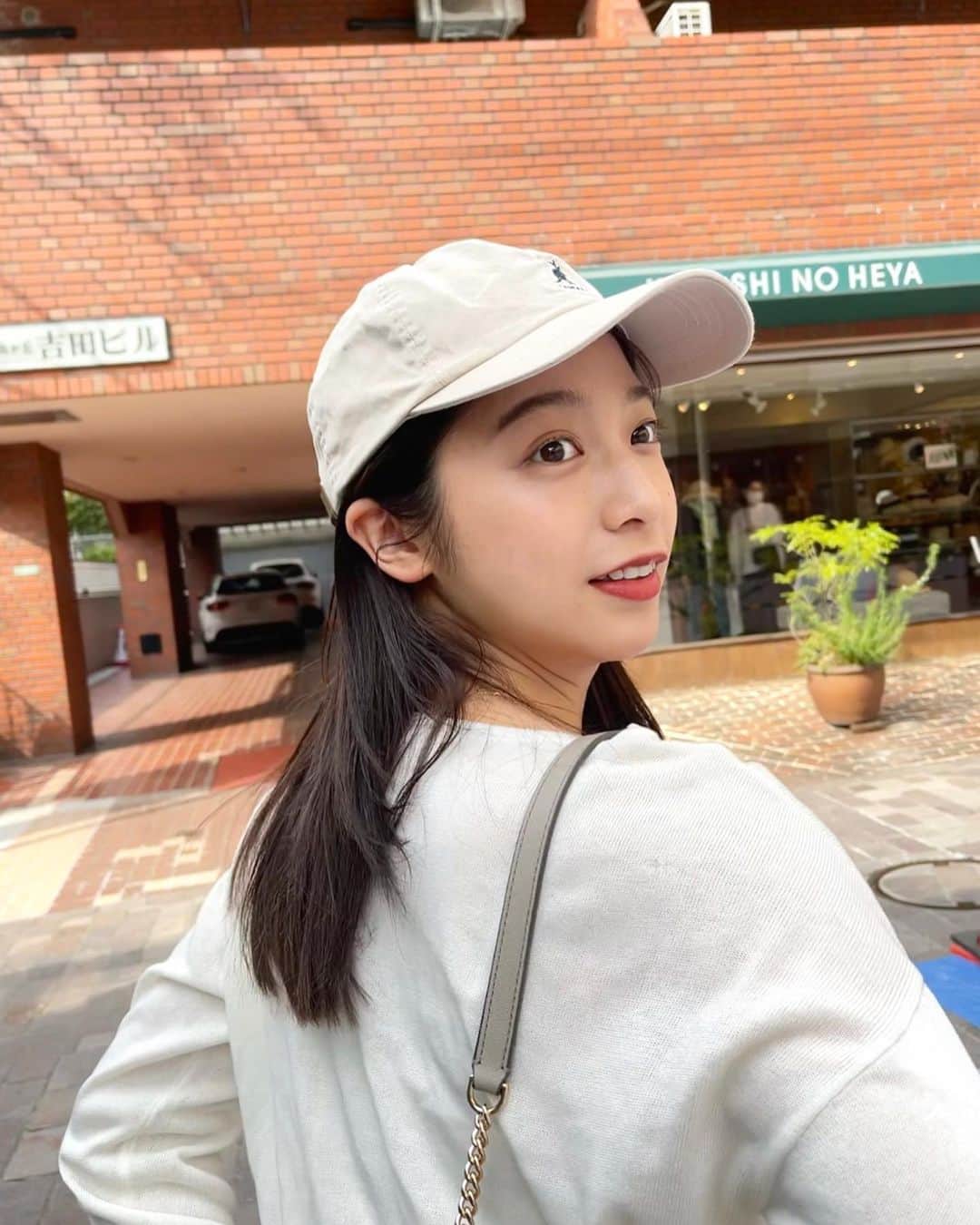 のインスタグラム：「どこ見てんだろう🧐?  これから暑くなるみたいだし、 帽子被る機会増えそうだな😌👒」
