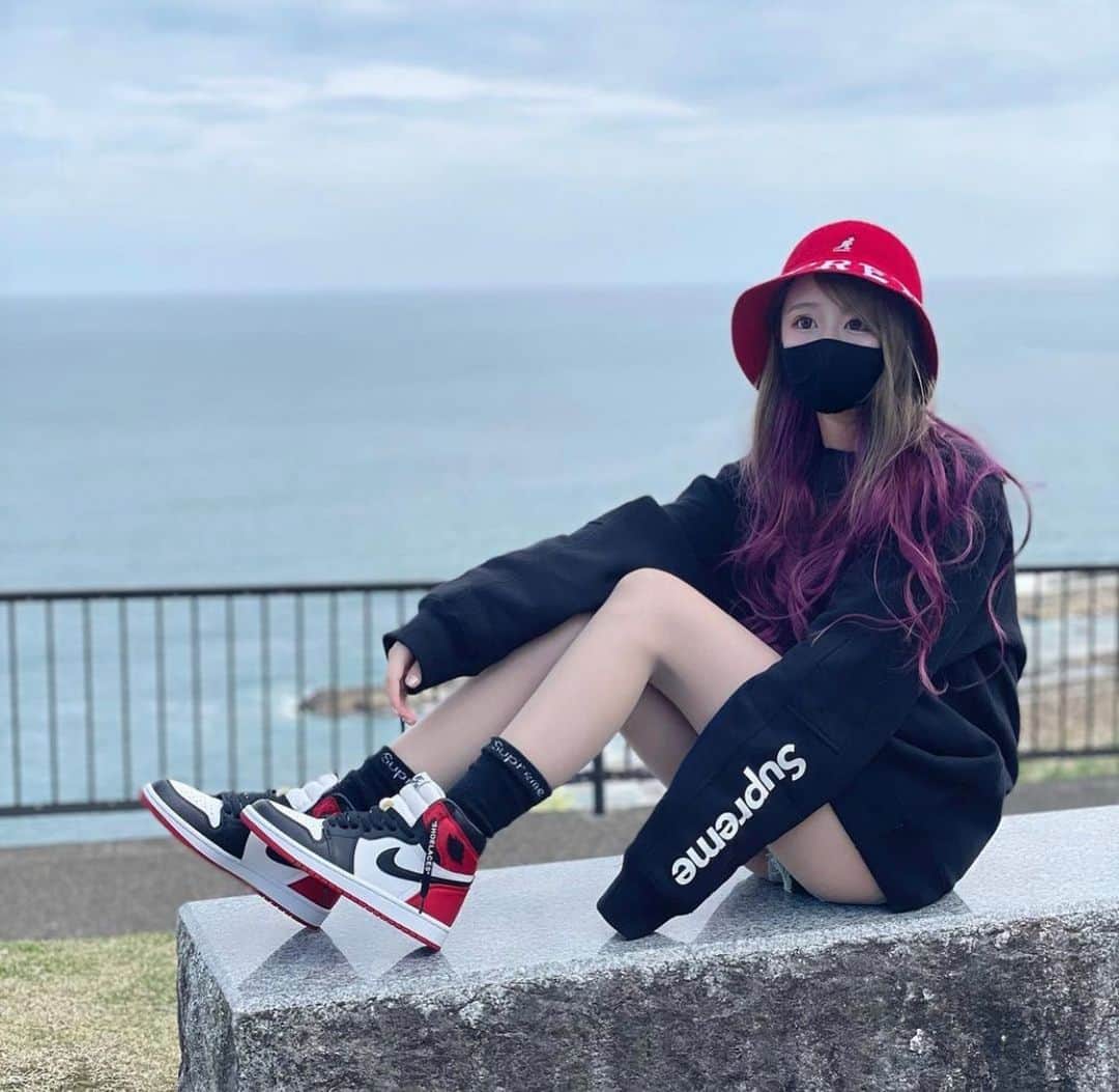 のインスタグラム：「シュプリームコーデ✌︎� � ご本人様👩→ @uca__gram� � ⛳️ @street_zyoshi_の兄弟アカウントを紹介⛳️� Nextreet→@_nextreet_� リッチギャング→@rich_fashion_gang � � 🍕スト女子とは？� 当アカウント（スト女子）では『彼女にこんなストリートコーデをしてほしい😍』をコンセプトに素敵な� ストリート女子をRepostで紹介させていただいております❤️� ストリートファッションが好きな人はfollow✨� 写真は全てご本人様に【掲載許諾】を取っております☺️� � ------------------� #nextreet� #リッチギャング� #スト女子� #シュプリーム� #ストリート系ファッション� #ストリートファッション� #シュプリーム女子� #ストリート女子� #エアジョーダン1� #ジョーダン1� #オシャレ女子」