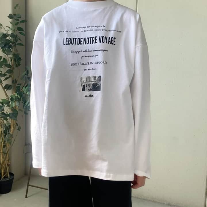 aki【EXSOME】のインスタグラム：「. . 着回し力抜群な ロンTのご紹介です🌟 . . . ■フォトメッセージプリント オーバーサイズロンT . . ゆったりめな着心地で しっかりしてるけどゴワツキのない 高見えする生地感です✨ 個人的にこの生地感 お洗濯にも強そうだし好きです❤️笑 . . 白地にモノトーンプリントなので インナー使いに合わせやすく カッコいいコーデにオススメですよ♪ . . . ■フラワーフロントプリント オーバーサイズロンT . . 主張し過ぎないけど コーデのポイントになってくれる 万能プリントロンT✨ . . テロっとした 落ち感のある生地で 着用した感想は 『肌触りめちゃくちゃ気持ちいい』 『着痩せ効果ある！！』 でした😆💕 これは間違いなく、使えます❣️ . . . ■フロントロゴプリント オーバーサイズロンT . . このロンTを実際見て、 『うん、これは可愛い！欲しい』 と心奪われました❤️笑 . . サロペやデニムに合わせるだけで めちゃくちゃ可愛いです！ キレイめコーデのインナーに 外しアイテムで使ってもお洒落🙆‍♀️💕 . . こちらはなんと 最後の一点になりました❣️ 是非チェックしてみてください✨ . . . . 写真タップで 商品ページへ飛びます✈︎✈︎✈ （topのURLからでもご購入していただけます︎♪） ・ ・ EXSOME公式LINEがあるので フォローして頂けると嬉しいです✌︎ ⬇︎ . . 公式LINE @efc0920h（アットマークから） . . ✨ただいまSALE開催中‼︎✨ グループから探す→SALEで対象商品チェックできます❤️（31日24時まで） . . . #パンツコーデ  #着回し  #着回しコーデ  #コーデまとめ  #ロンt  #春コーデ  #ママコーデ  #カジュアルコーデ #シンプルコーデ #mineプチプラ部 #mineby3mootd」