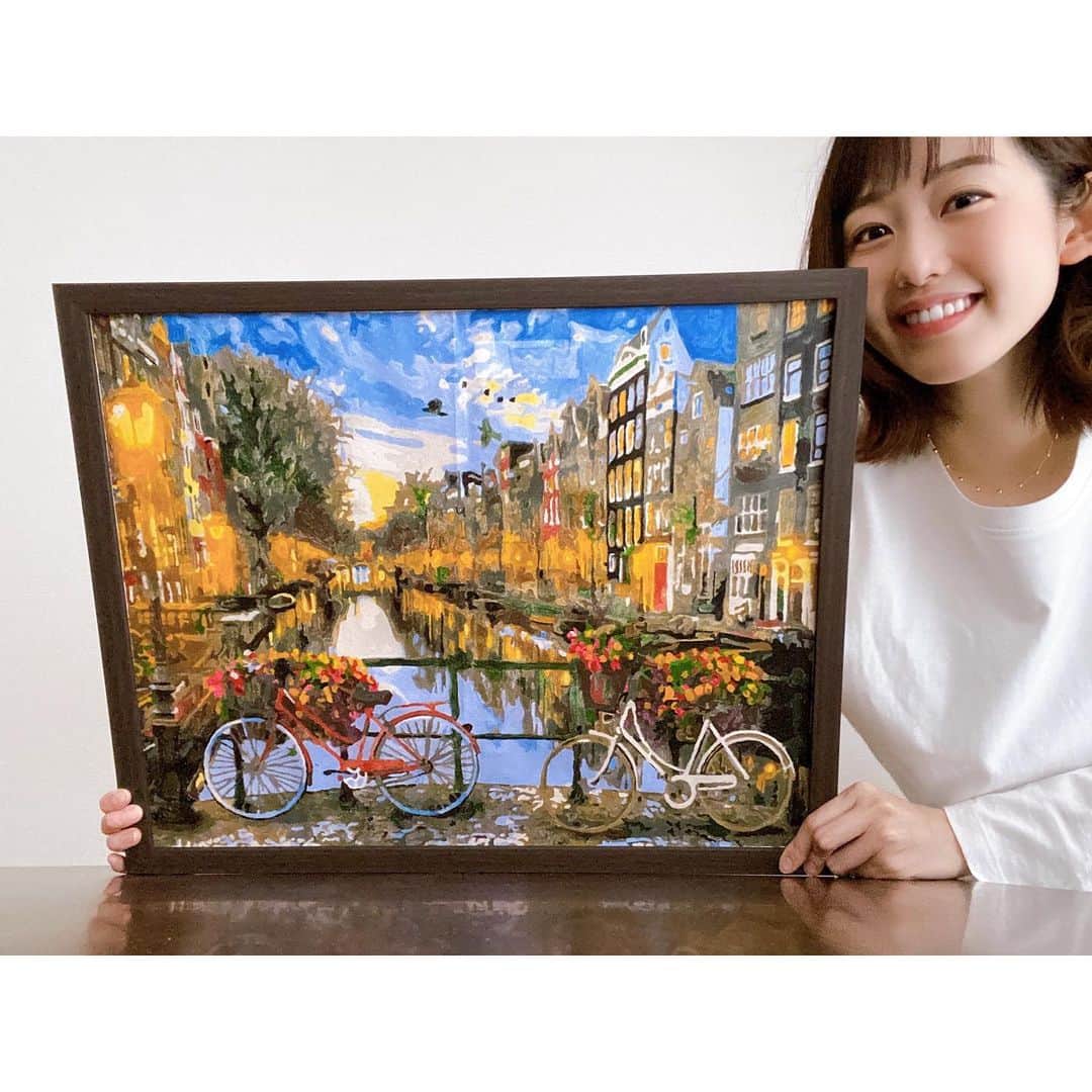 河村綾奈のインスタグラム：「「数字油絵」 といってもアクリル絵の具を使う塗り絵です😊 もっとかかると思ったけど、 意外と早くて1ヶ月半くらいで完成しました。 音楽をかけたり、ラジオを聴いたり、無音の中で塗ったり。 色んなことを考えたり、考えなかったり。笑 とにかく気の向くままに取り組めることが 何より大切な時間でした。  終わると物足りない。2枚目に突入しました。 今度はアロマも焚きながらやってみようかな！焚いたことないけど！と、 ワクワクすることがどんどん広がっていくのが楽しいです。 これからまたチョフチョフ…いや、ちょくちょく塗り進めていこう。🤭  季節のせいか、今はなんだか やりたいこと全部やろう！という気持ちです。 リフレッシュもインプット💡」