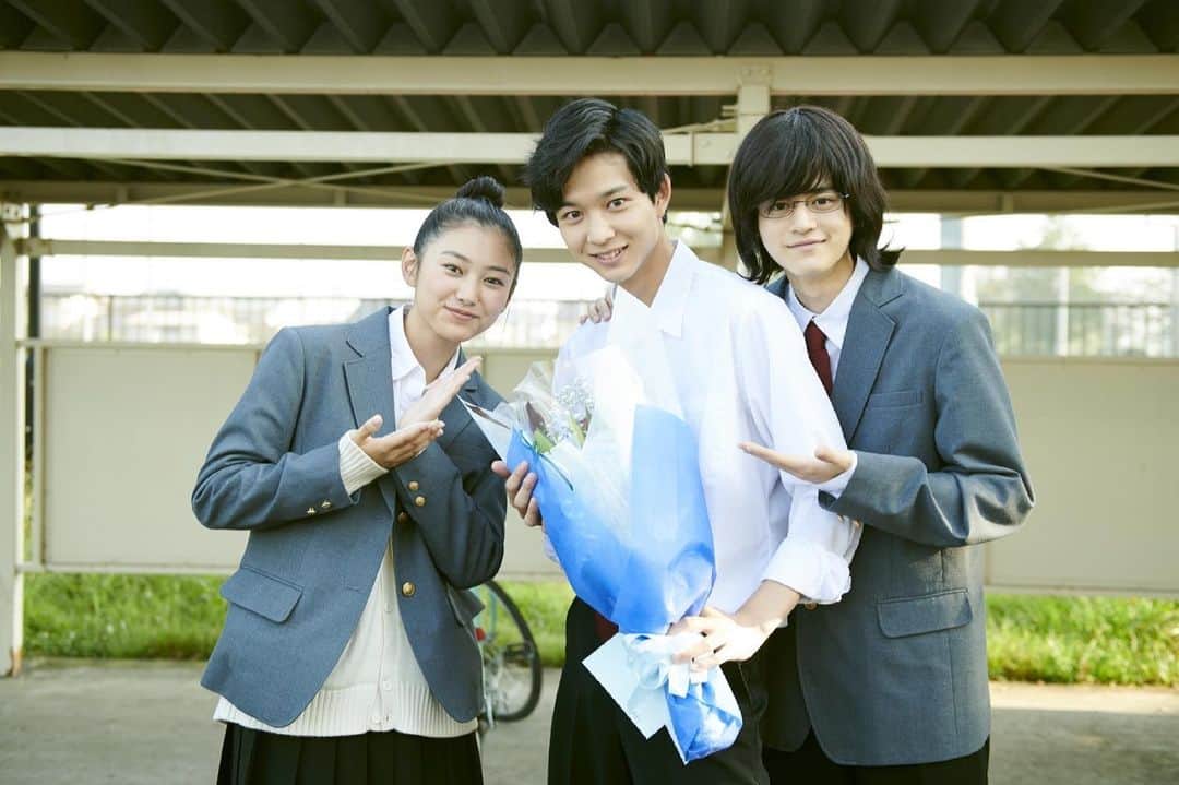 「ホリミヤ」公式のインスタグラム：「˗ˋˏ🎞 #実写ホリミヤ チラ見せ🎞ˎˊ˗  実写「ホリミヤ」最終話今夜🌙  鈴木仁さんクランプアップ🎈  鈴鹿央士さん、岡本莉音さんと🤍  最終話まであと少し🧸🌸 お楽しみにっ」