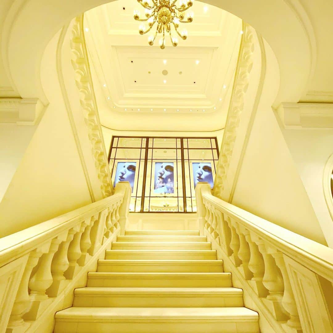 のインスタグラム：「表参道Ralph Lauren 15th Anniversary🍾✨  15年前の3月30日 表参道の交番の真後ろに 瀟洒な白亜の豪邸のような フラッグシップ店がオープン✨  ラルフ・ローレン氏はもちろん、 奥様のリッキーさんもお揃いでの華やかなオープニングパーティがありました😍😊  ブログもインスタもない時代だったけど、思わずご一緒のお写真を お願いしてしまった💦😅 後から聞いたら 一緒の撮影は🆖💦そんな事を全く知らず、40歳手前のワタシは、恐れを知らぬ愚行に出たのです🙇‍♀️💦 にこやかに写真に収まって下さるローレン氏📸✨🎉 当時の関係者には、改めてお詫びします(結局、その写真は私達の手元に無いことに免じて許して下さい)  そんな事を思い出しながらながら… 少しだけ、ブレイクタイム🍀  ステキなワンピース👍🏼✨見つけたので 4/2の25ansインスタLIVEで着ようかな？💕  #ラルフローレン表参道 #ftcbeauty #ftc #君島十和子 #ftcbeauty #ftc #君島十和子 #十和子肌 #skincare #スキンケア #美肌 #ビューティー  #美容  #instaskincare  #instabeauty #フェリーチェトワコ #ftcaoyama #ftc店舗 #表参道コスメ #tokyocosmetics」