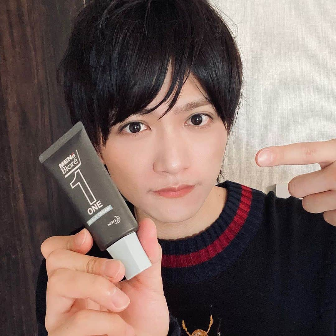 藤田富のインスタグラム：「新商品のメンズビオレONE BB&UVクリームを花王さんより頂きました！ニキビ跡や、毛穴の黒ずみ、クマを自然に隠せるだけではなく、UVカットや保湿もしてくれる優れもの‼️僕は昔からクマがすごくてよく寝たのに寝てない？って言われるのが悩み。日焼け止め塗る感覚で手軽に塗れちゃうし、塗るだけで明るい印象になるから手放せないです。 全国の主要ドラックストアなどでも買えるので是非試してみてね✨  #メンズビオレ #メンズビオレBBUV #メンズビオレONE #メンズBBクリーム #メンズケア #身だしなみ #エチケット #リモートワーク #花王 #pr」