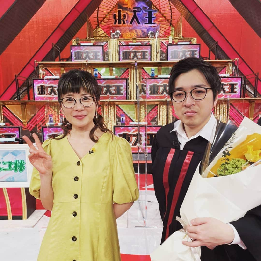 富永美樹さんのインスタグラム写真 - (富永美樹Instagram)「#思い出話 の前に… #東大王イベント #ラスト回  #お客さんからのサプライズ  #うわぁ 😭 #愛されてるなぁ #結局 #もらい泣き 笑  #ジャスコ林 #林輝幸 くん  まずは改めて #卒業おめでとう を言わせてください  1対1の早押し対決、「オペラハウス！」 私が押し勝った日がありました 収録後、ジャスコが下を向いてしまっていたので「大丈夫かい？」 声をかけました 相当、悔しかったんでしょう… 私の顔を見るなり涙腺が… しゃくりあげてむせるほどの涙でした  同じ問題に挑んでいるからよくわかるんです 対策しても対策しても、結果につながらないことがあります それが続くと本当にめげてきます 私もそうだし、 おそらく他の#東大王 たちもそうだと思います  「でもね」 ジャスコの背中をさすりながら言うしかありませんでした 「続けるしかないんだよ」 暗い暗い道の先に、一筋の光明が見えてくるまで… しかも 見えてきたかも、と思ってもまた暗やみに戻ってしまうこともある、 ということもわかりながら、それでも…  「だってあなたは東大王なのだから」  楽しくて大好きなクイズを 楽しめなくなるほどのプレッシャーに 押し潰されそうになった日もあったと思います でもそこからジャスコ林は踏んばりました   早押しで イタリア？の山のうえに置かれた アート？の大きなウサギのぬいぐるみ？ を正解した時には 「そんなんどこで勉強したんだろうね」 「ほんとですよね😅」  隣の席の伊沢くんと苦笑いしながらも、 努力を続けて光明を見い出し、 明るい道を歩き始めたジャスコを 伊沢くんも、私も 嬉しく眺めていました  その後も、調子良かったり まるで波に乗れなかったり… 「ジャスコ、大丈夫なのかな😅」 敵ながらハラハラさせられることも何度もありましたが…笑  それも愛すべき不器用者、ジャスコ林の魅力だと思います  調子のいい時は、顔に出る 調子の悪い時も、顔に出ちゃう みんなにいじられて みんなを笑顔にする…  周りを幸せな気持ちにさせる天才、 #林輝幸 くん 社会に出ても そのまま変わらず飾らず君らしく😊  また会えるといいな…」3月30日 21時23分 - miki.tominaga.official