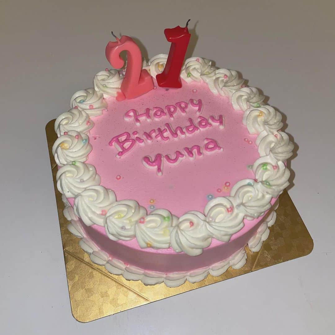 江籠裕奈さんのインスタグラム写真 - (江籠裕奈Instagram)「﻿ 可愛いケーキで﻿ お祝いしてもらった🥺🤍﻿ プレゼントに可愛い携帯ケースと﻿ 欲しかった人形×2をもらいました😭👏﻿」3月30日 21時37分 - egochan_329