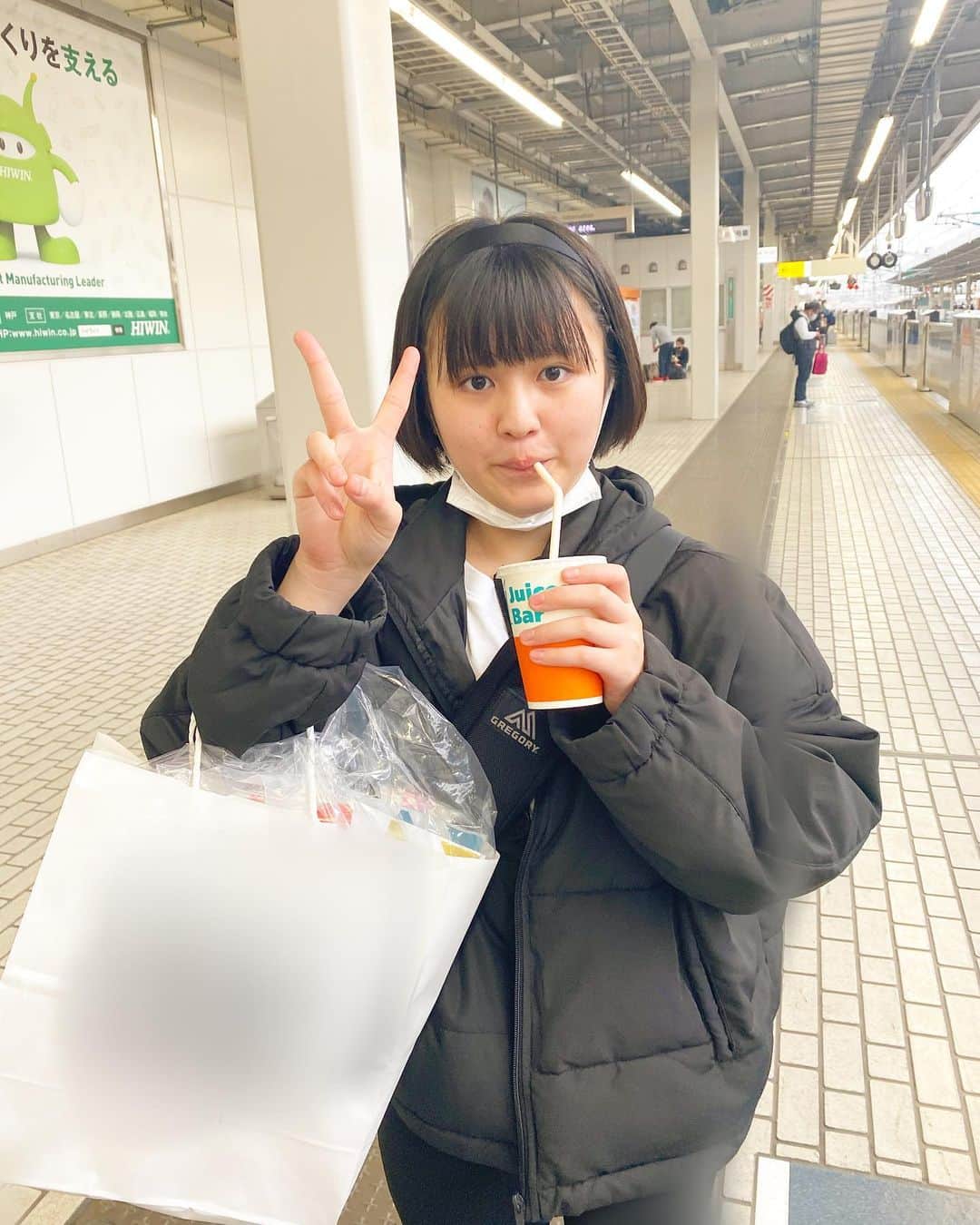 池田レイラのインスタグラム：「お仕事で大阪に行ってきました💨💨💨 全然大阪らしいものとかは食べなかったのですがかろうじてこの美味しいジュースは頂いたので全然映えない駅のホームで1枚撮りました👍  #あまりにも全体的に色が無さ過ぎたので  #編集で頑張りました✌️✌️✌️」