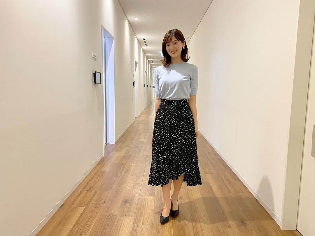 中村秀香のインスタグラム：「今週から #すまたん リニューアル！  水曜日・木曜日の担当になります。 よろしくお願いします🙇‍♀️✨  写真は、衣装のひらひらがよくわかるようにと撮ったものです笑　載せるの忘れてました…！」